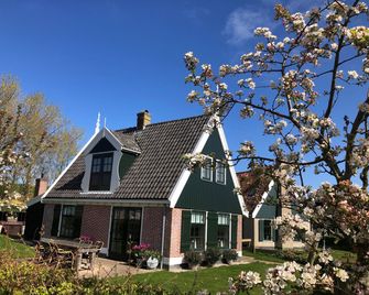 Villa in Wieringer Style with Hot Tub - Hippolytushoef