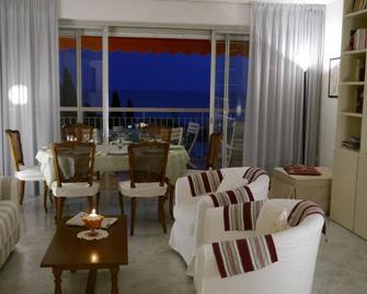 Apartement à 'Les orangers des ciappes' de menton - Menton - Living room