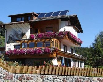 Ferienwohnung Panoramablick - Haus Hochzeigerblick - Wenns - Gebäude