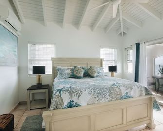 Beachfront Home with Screened-In Porch - Near Downtown - Auto On Generator - Frederiksted - Sypialnia