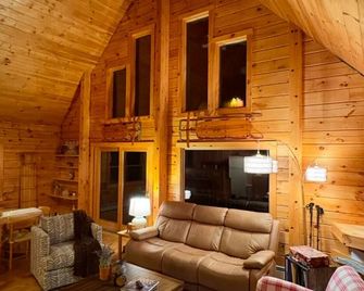Luigi's Lodge - Cozy Log Cabin Near Franconia Notch - White Mountains Retreat - Lisbon - Living room