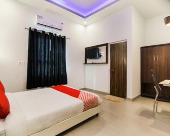 Collection O Sr Inn - Лакнау - Спальня