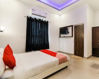 Hotel O S.R Inn - Lucknow - Bedroom