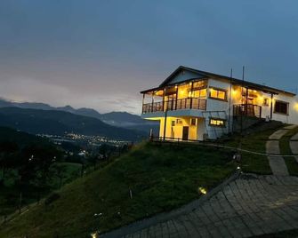 La Casita de Charo 1, disfruta de tiempo memorable en la montaña - Constanza - Edificio