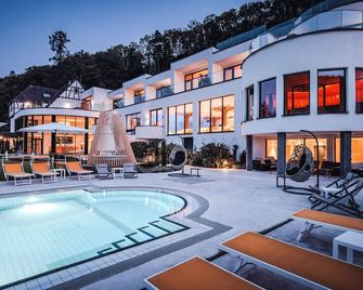 6717 ناتور أوتل إيه سبا لو كلو ديه ديليس - اوبرنيه - حوض السباحة