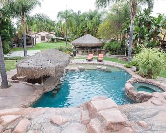 Beautiful Oasis Centrally Located - Pico Rivera - Pool