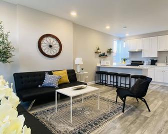 Archer #2 | New 3 Bedroom near McCormick Place, Wintrust Arena, Chinatown - Chicago - Living room