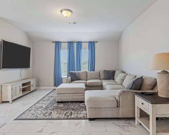 4 Bedroom Home with Hot Tub in Lake Charles - Lake Charles - Living room