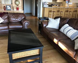 Seclusion In A Beautiful Setting Where Your Dog Can Run Free! - Owensville - Sala de estar