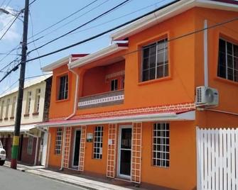 Very Clean 3 Bedroom Ocean View Apartment in the quiet part of Gouyave, Grenada - Gouyave - Building