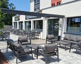 Val Hôtel Montbéliard Sud - Valentigney - Terasa