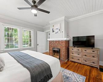 Beautiful Home in Historic Downtown Norcross - Norcross - Schlafzimmer