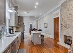 Beautiful And Extravagant Home: 5 Miles To The French Quarter And Business Ready - Arabi - Küche
