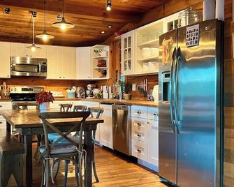 A Spectacularly Charming Lake House On Gorgeous Burden Lake! - Averill Park - Cocina