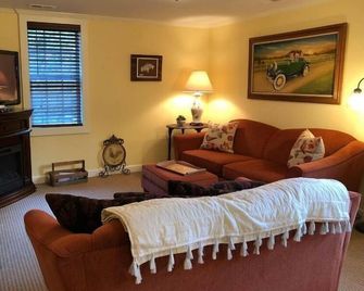The Model T Suite at Snooze and Cruise Apartments - Williamston - Living room