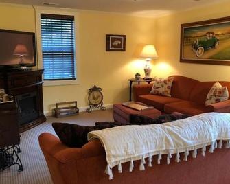 The Model T Suite at Snooze and Cruise Apartments - Williamston - Huiskamer