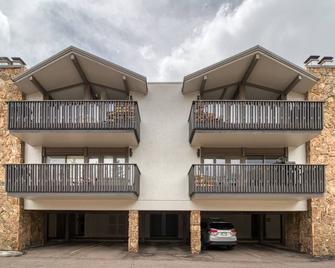 Cozy ski-in/ski-out condo with pool in summer & hot tub, year round - Snowmass Village - Building