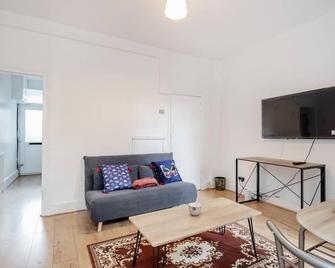 Impeccable And Welcoming 3-Bed House In - London - Living room