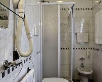Hotel Nastro Azzurro - Monguzzo - Badkamer