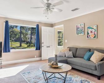 Large Windows Overlooking Streets Of Historic South Highlands Makes This Cozy! - Shreveport - Living room