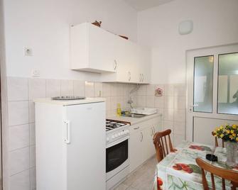 Apartments with a parking space Baska Voda, Makarska - 6854 - Baška Voda - Kitchen