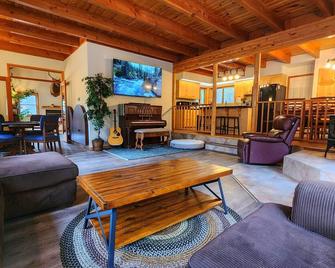 Groupready, Hottub, Pooltable, Fullkitchen & Pups - Portola - Sala de estar