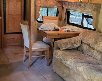 31ft travel trailer on homeowners property - Stanwood - Sala de estar
