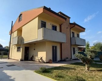 Villa Ghiaia Tourist rental: a home for vacations and short stays - Castel d'Azzano - Building