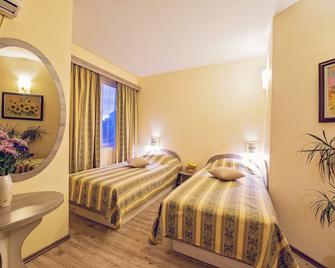 هوتل كالار - فارنا - غرفة نوم