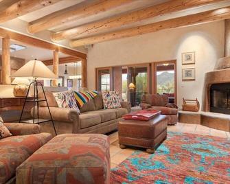 Private Desert Oasis W/Southwestern Design! - Cave Creek - Living room