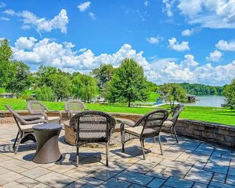 5 BR Lakefront Home w/ Private Dock, Kayaks, Gameroom, 2 Firepits, Baby Gear - Orange - Patio