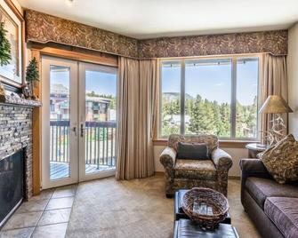 Juniper Springs Lodge #413 - Luxury Ski in Ski out! 2 Bedroom - Mammoth Lakes - Living room