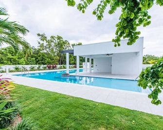 Spacious Two-Bedroom Townhouse in Gated Community - 5 min drive to the beach! - George Town - Piscina