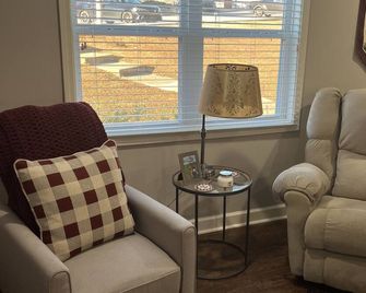Our apartment is walkable to all the Bulldog sports locations and the campus! - Starkville - Salon