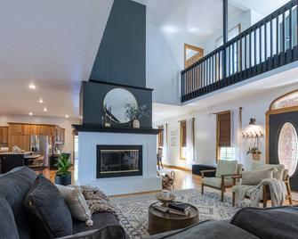 `Burning Pine Inn' Farm House in Amish country. - Middlebury - Living room