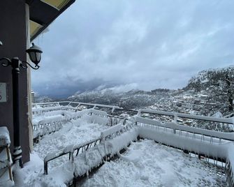 Hotel Willow Banks Shimla - שימלה - מרפסת