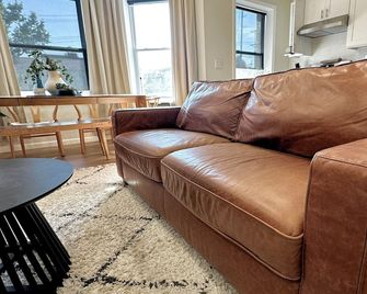 4br Duplex Near Nyc - Sleeps 8 - 2 Kitchens - Fifa - Newark - Sala de estar