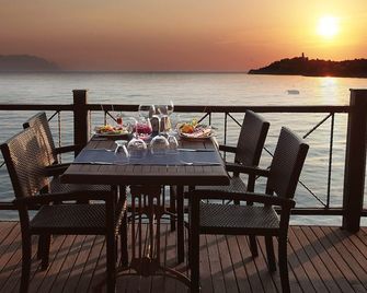 아로라 호텔 - 쿠샤다시 - 발코니