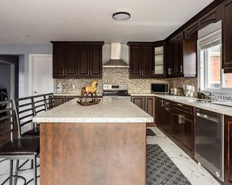 Three year old house 5 bedrooms 4 full washrooms - Welland - Kitchen