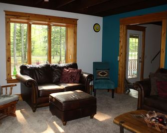 Northwoods Get Away! Enjoy the privacy of this property & large game room! - Birchwood - Sala de estar