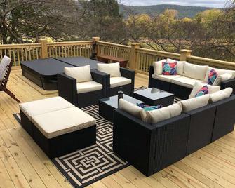 Modern/Rustic Log Chalet loaded with amenties - Charles Town - Balkon