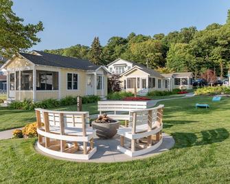 Steps from Lake Kalamazoo - Resort 2-bedroom Cottage in Downtown Saugatuck - Saugatuck - Patio