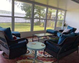 Experience tranquility in this spacious 4- bedroom house on Lake D'Arbonne. - Farmerville - Living room