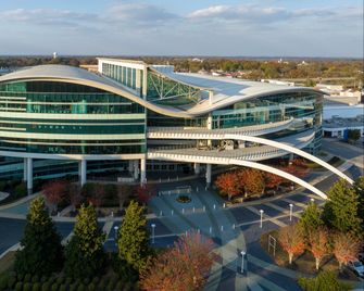 Holiday Inn Express & Suites Greensboro - Airport Area By IHG - Greensboro - Building