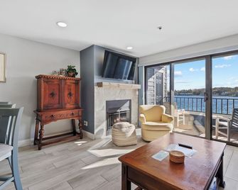 Waterfront View Condo | Pool, Hot Tub, Sauna | Newly Renovated | Sleeps 4 - Charlevoix - Huiskamer