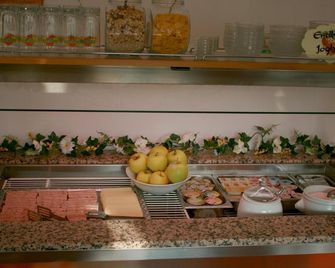 Garni Schneeburghof - Tirolo - Buffet