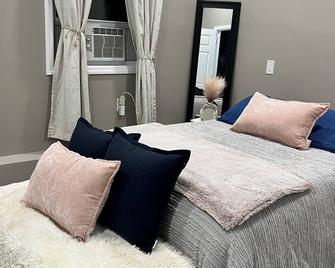Cozy Studio near major highways. 45mins from NYC & 60 mins from Hamptons. - Brentwood - Bedroom