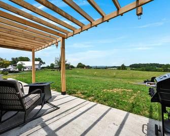 Charming Container Getaway Amidst Rural Serenity - Pine Grove - Patio