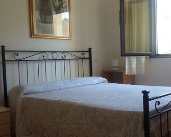 Apartment 2 km from the sea, 200 meters from the historic center of bosa - Bosa - Chambre