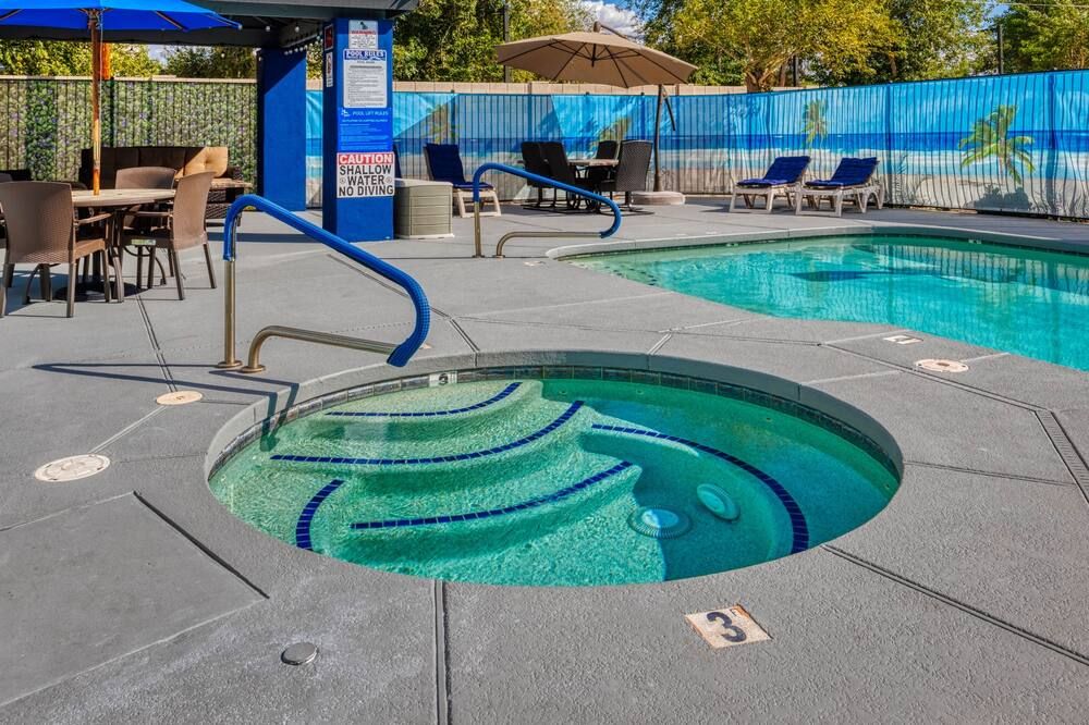 The Azure Hotel - מסה - בריכה